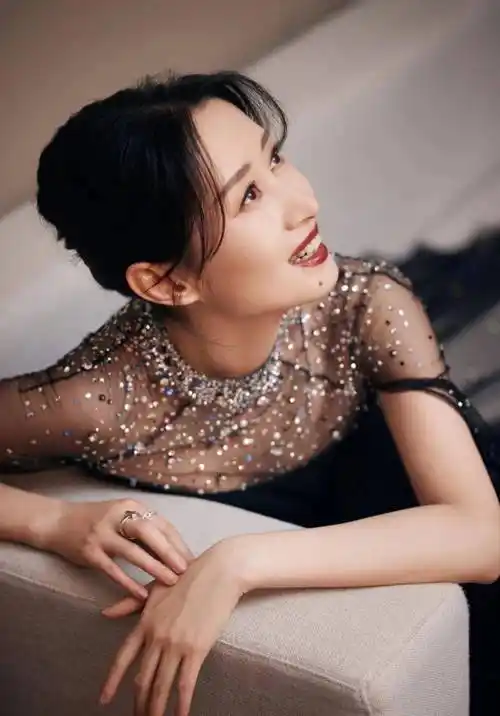 刘敏涛亮相微博视界大会,一袭薄纱斗篷黑裙,美得优雅大气_造型_气质