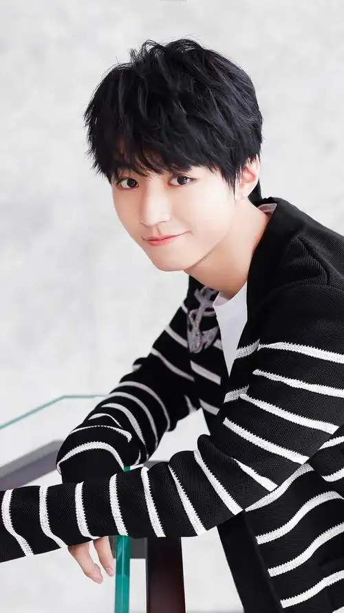 青春少年王俊凯休闲写真,高清图片,手机锁屏桌面-壁纸族