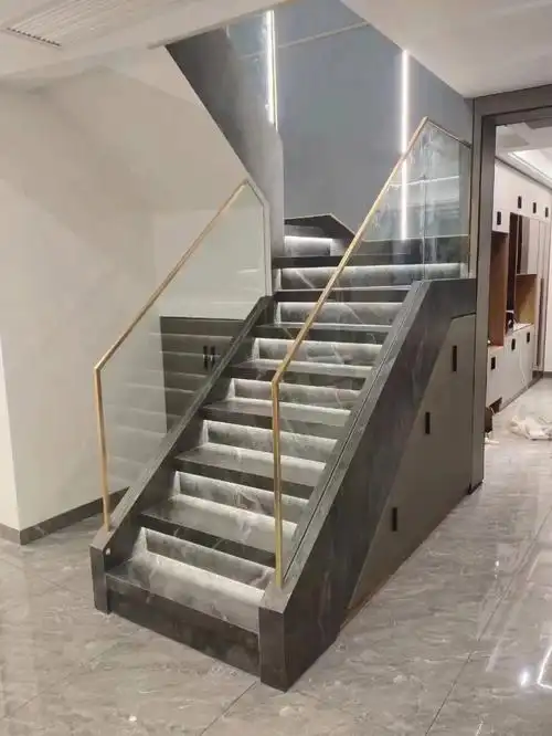 现代简约玻璃栏杆楼梯