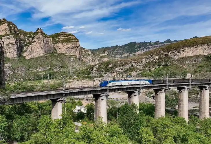 图为国家能源集团朔黄铁路列车在山间穿行