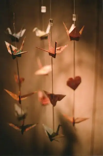 100只白色千纸鹤散落在窗前的时候,纷纷落下,各自飞翔,就像你和我