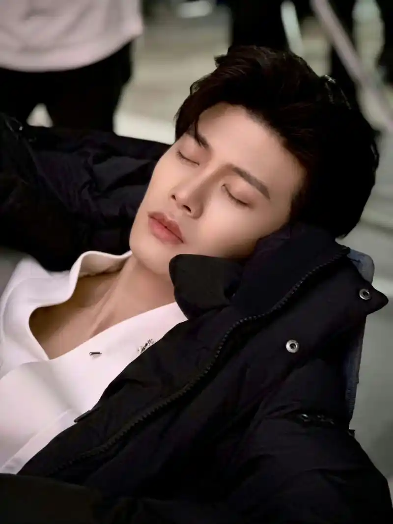 张艺兴,任嘉伦的520营业图,谁更帅?