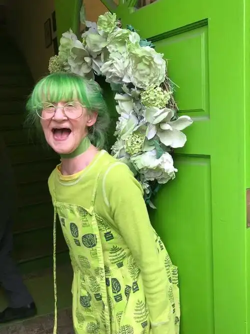 她痴迷绿色20多年,从头绿到脚,是全世界"最绿"的女人