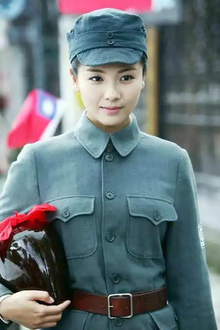 王珂晒刘涛军装照刘涛扎着马尾十分的青涩军装照