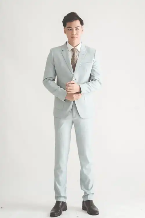20出头的小鲜肉身穿西装帅气帅哥图片