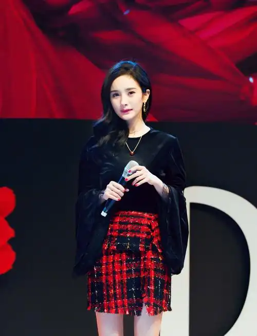 大幂幂出席活动时精心打扮的s卷大波浪风情万种,非常的妩媚女人味十足