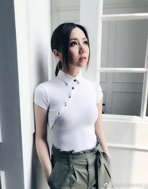 30岁邓紫棋,容颜靓丽身材性感,这位女神越来越有魅力了