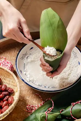 一个亚洲女人在包粽子