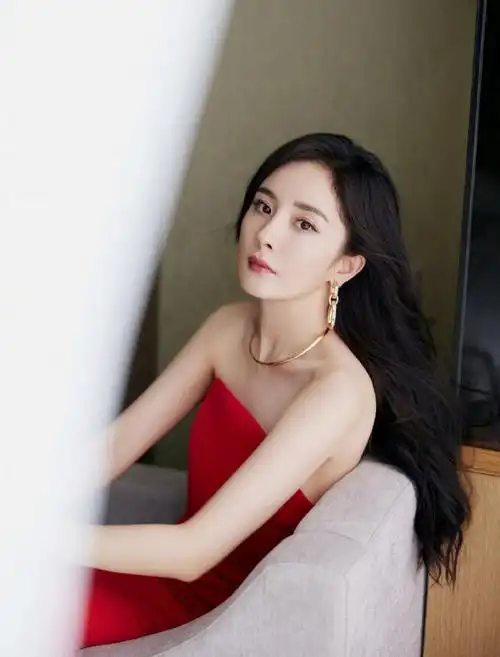 杨幂明艳红裙造型