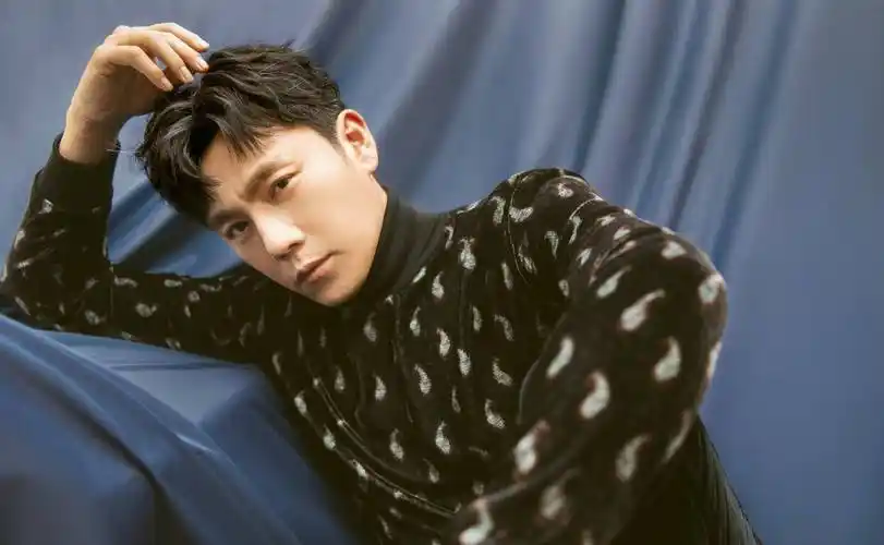 接棒黄晓明加入浪姐2,米色外套显文气,一开口网友就想让他闭嘴_秦昊_