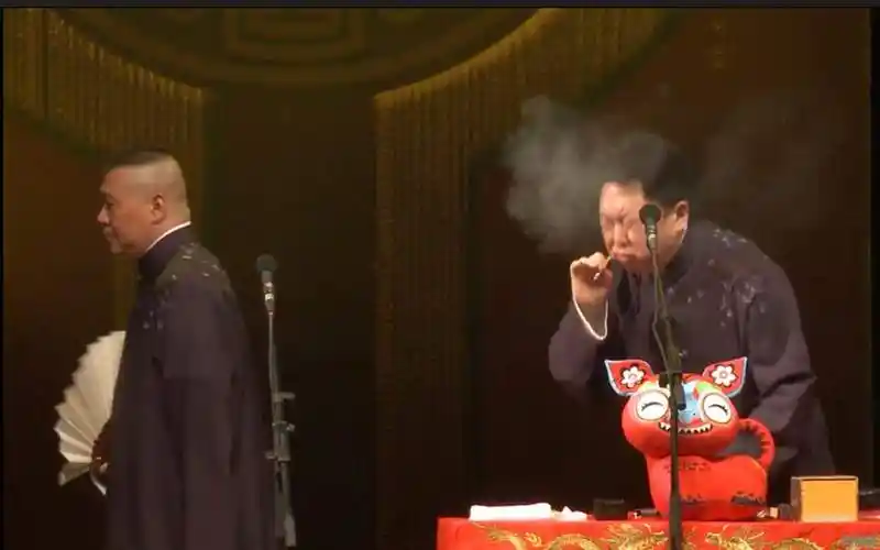 德云社角儿们抽烟的照片德云社角儿抽烟照片