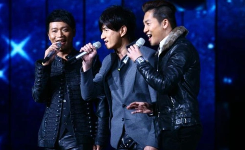 小虎队重聚,陈志朋姚琛两人同台演唱《大田后生仔》舞台再现兄弟情深!