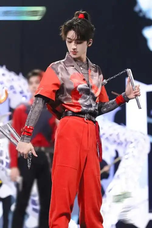 收集一些何洛洛舞台图