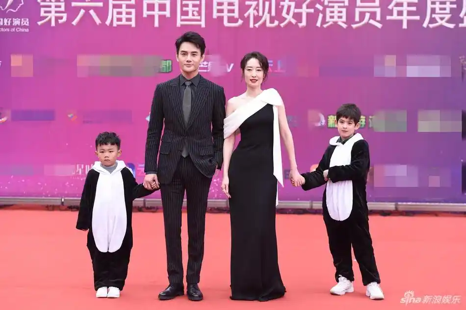 王凯条纹西装帅气刘敏涛斜肩裙身材好