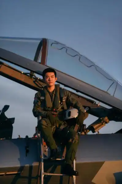 易烊千玺献唱空军招飞主题曲 军装造型帅出新高度