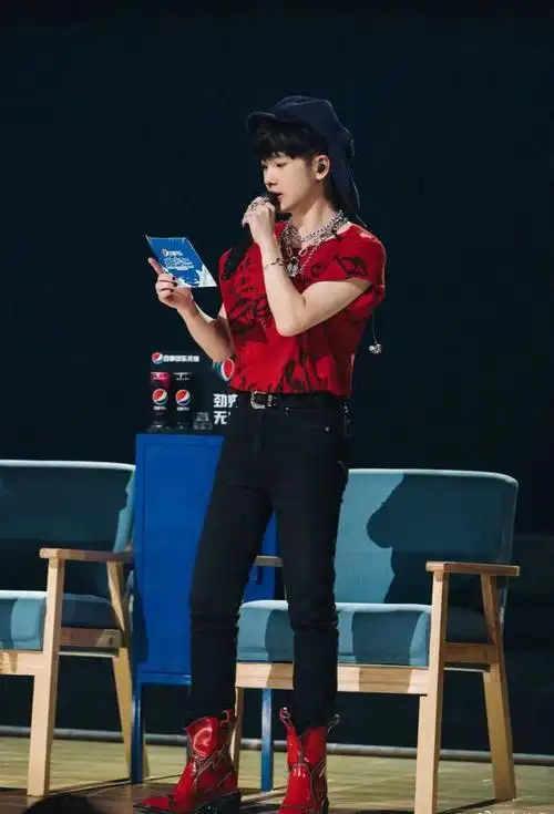 周震南穿香芋紫西装珍珠项链配英伦风灰帽最吸睛竟是黑色指甲