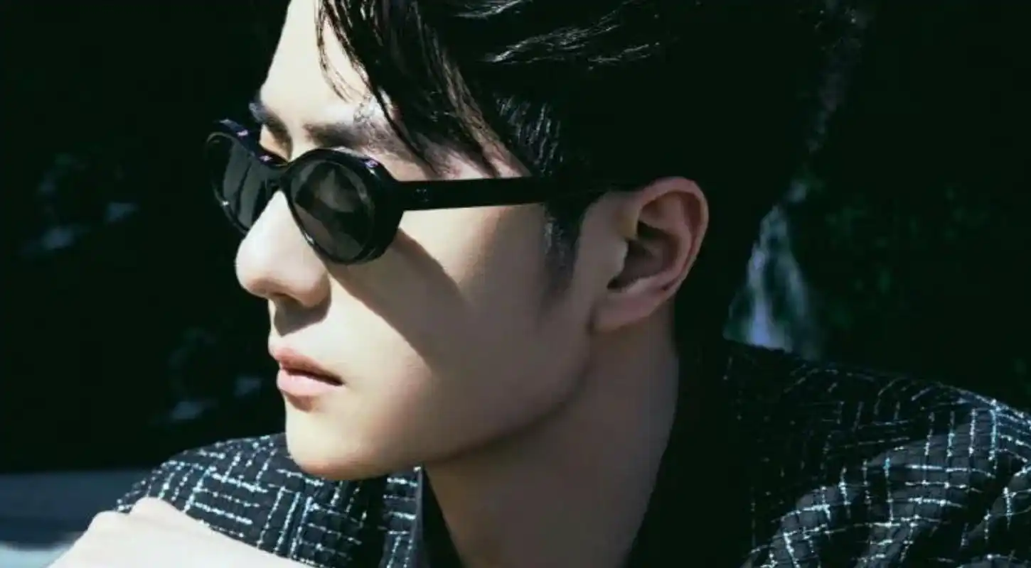 王一博香奈儿看秀造型