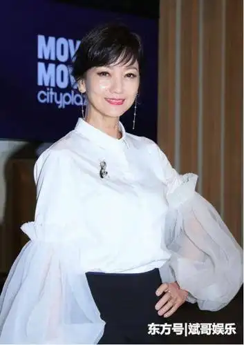 赵雅芝是真的不平 老!她把身上暴露 的皮肤都涂了油!瓦亮瓦亮的!