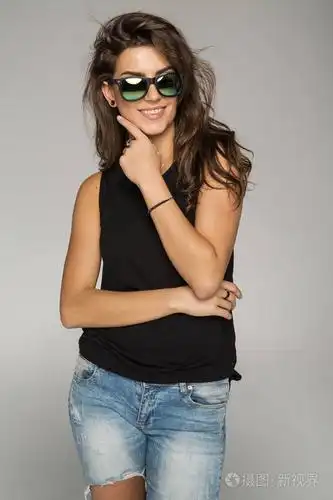 戴着墨镜的女模特