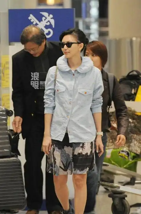 孙燕姿罕走机场,近照穿得朴素似普通阿姨,身材干瘦锁骨突兀