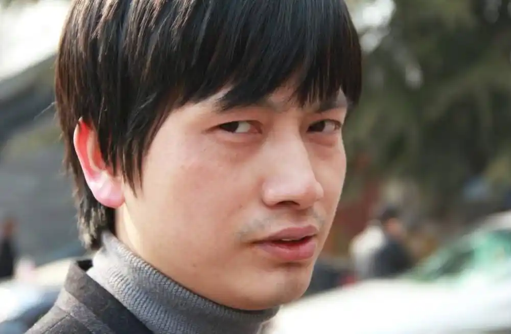 2012年,著名作家张一一先生出了本新书,名字叫《带三只眼看国人》.