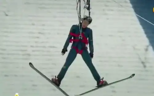 霍启刚吊威亚被勒太紧捂着裆部大喊:我还想要孩子呢!郭晶晶一脸害羞!