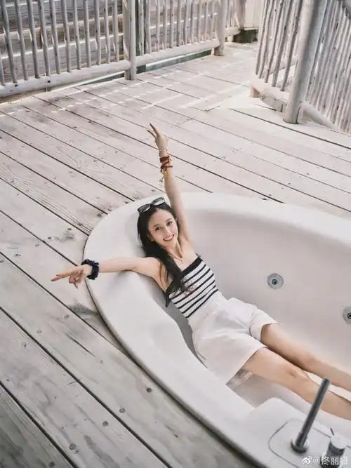 佟丽娅晒海边美照装扮清凉大秀好身材2