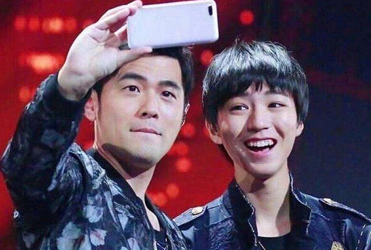 "和偶像同框"的明星,肖战故作镇定,王俊凯傻笑,看到虞书欣:真实了