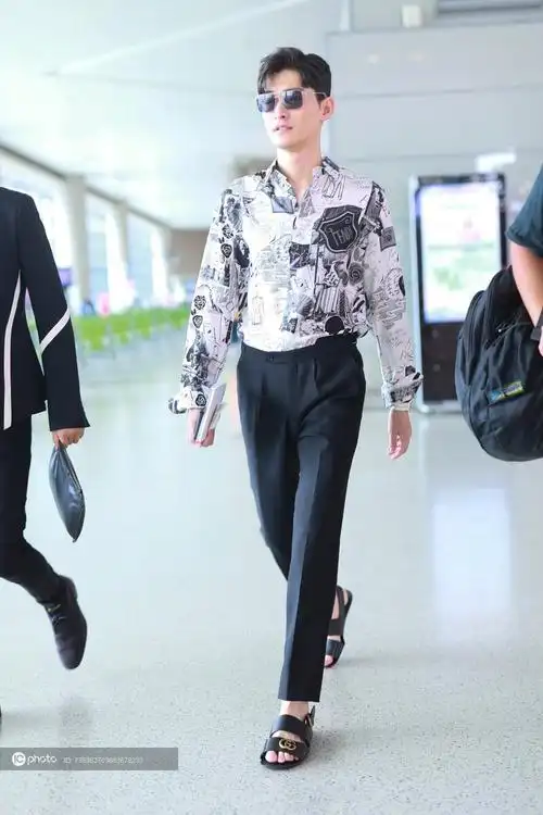 街拍:张翰fendi印花衬衫 黑色西裤 gucci凉鞋 墨镜时髦有型