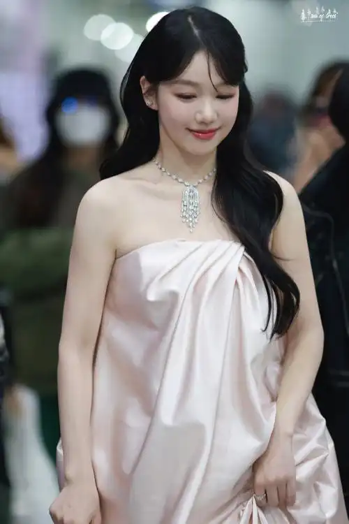 徐梦洁香槟粉水母裙