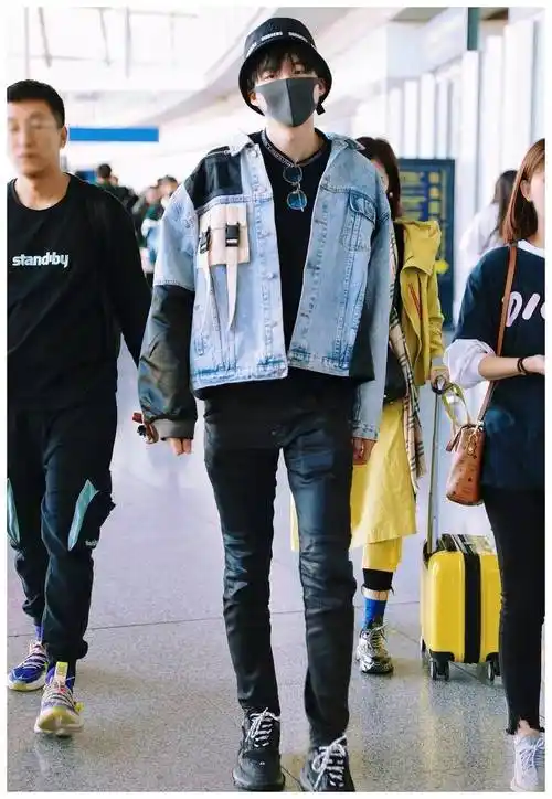 李易峰轻松现身机场牛仔夹克配牛仔裤看腿女人都得酸