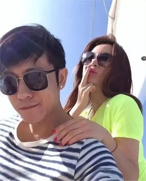 漂亮迷人的杨雨辰深深吸引着林雨申,而杨雨辰也被林雨申的风度所打动