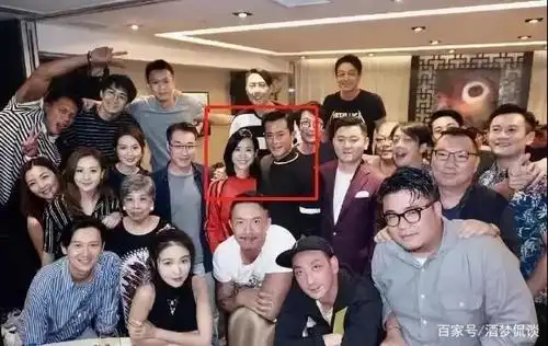 记者问宣萱担不担心,她东扯西扯,说她问了ronnie(经纪人),blablabla