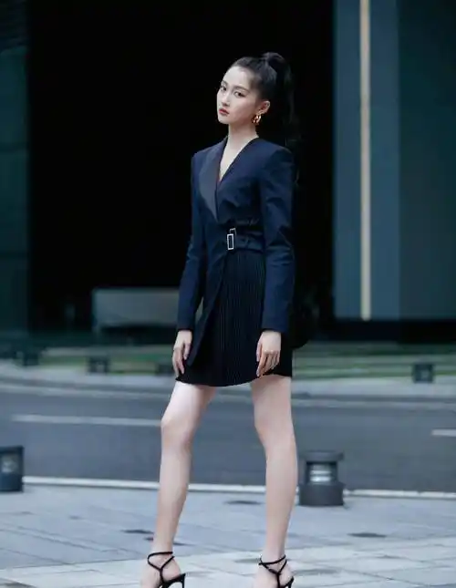 关晓彤晒帅飒风穿搭,黑色皮衣裙配高筒靴,高马尾干净利落又有型-第4张