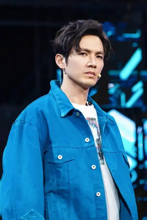 东方卫视跨年官宣#12月31日19:30[照相机]跟@钟汉良相约2021东方问佑