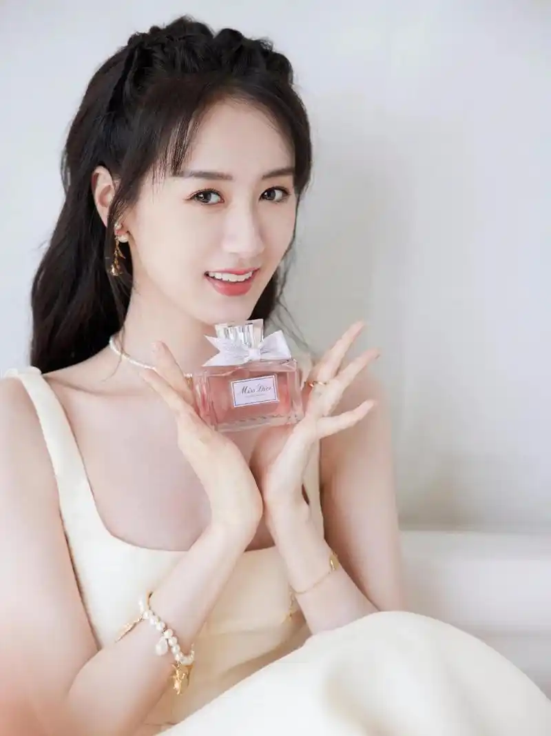 沉鱼落雁的仙女袁冰妍,这世间所有的美好事物,都只为了形容你