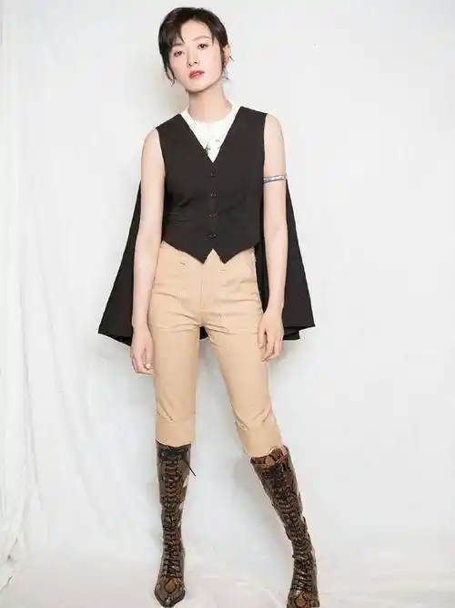 万茜当了妈保养也跟得上衣服袖子拆了穿出门身材好超自信