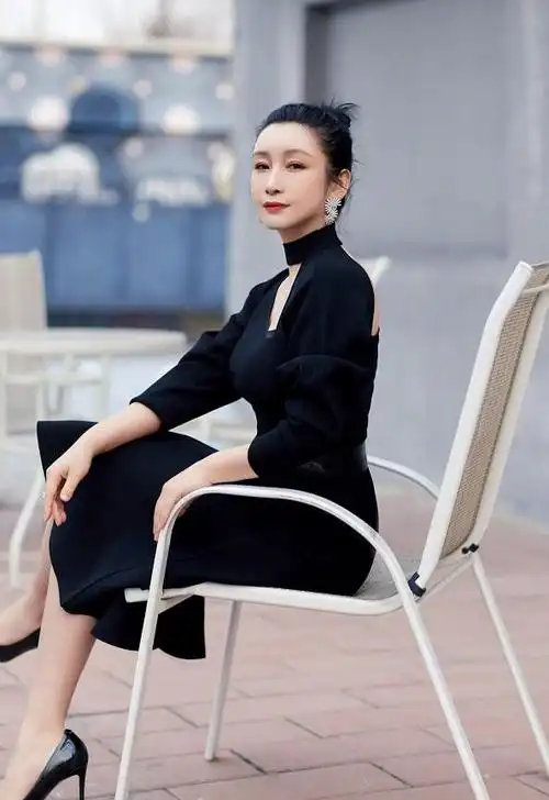 43岁秦海璐穿深v裙拍照领口太低难掩事业线腰肢浑圆风韵犹存