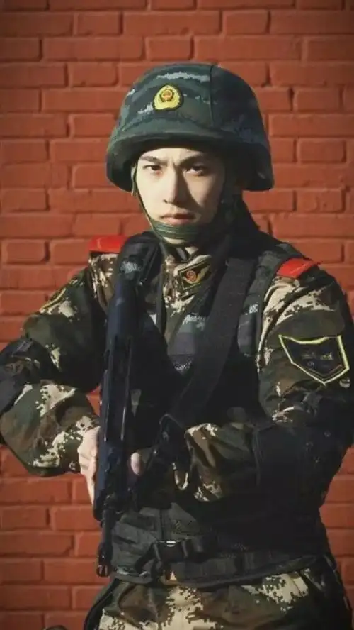 还在微博晒出了自己小时候的军装照▼▼《特战荣耀》讲述了杨洋饰演的