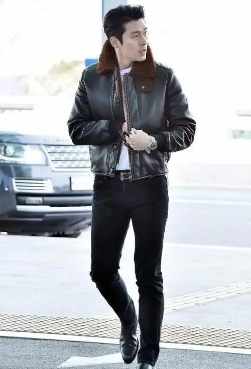 近日玄彬现身机场,利落而又帅气的发型,五官依旧英气十足,帅气不已.