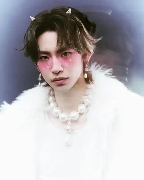 小鬼王琳凯超话#小鬼脸红星星妆#@小鬼-王琳凯贵阳音乐节出发图请查收