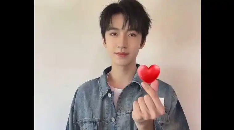 贺峻霖为祖国比心# 把最美好的祝福都献给. 来自芒果影视台 - 微博