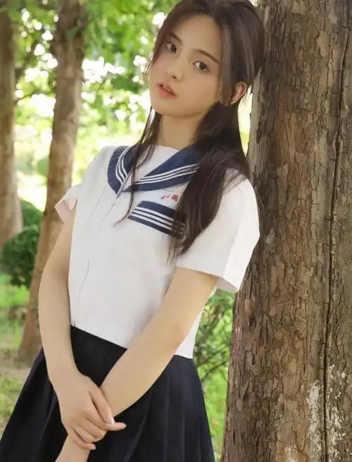 杨超越晒照校服造型清纯可爱仙气十足网友拍偶像剧吗
