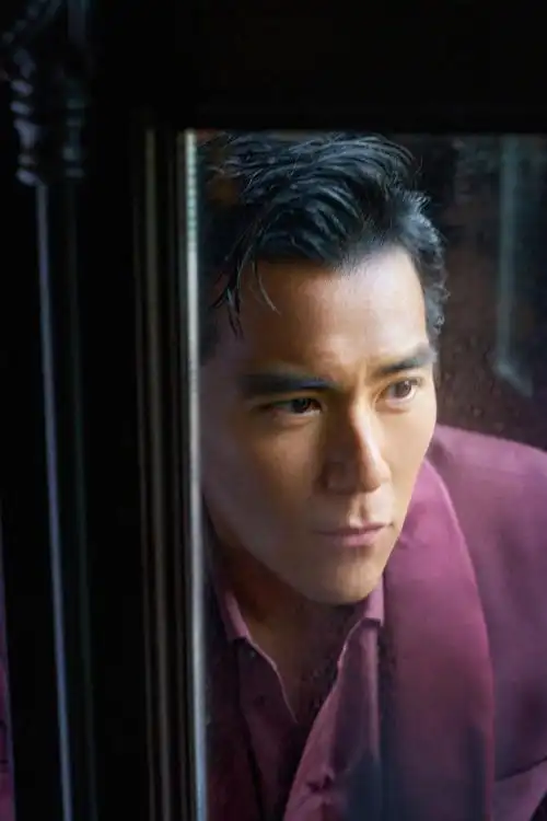 今天的彭于晏则在这身造型的加持下,回归了我们熟悉的帅气模样