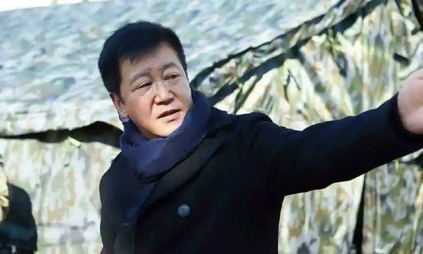 赵宝刚其实蛮厉害的,还担任过《渴望》,《编辑部的故事》和《永不瞑目