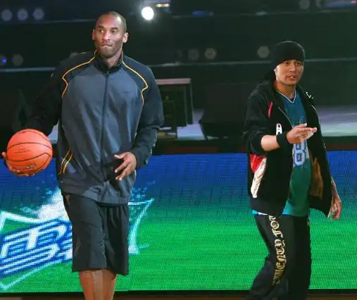 周杰伦炫歌艺科比秀吉他两巨星携手拍宣传短片