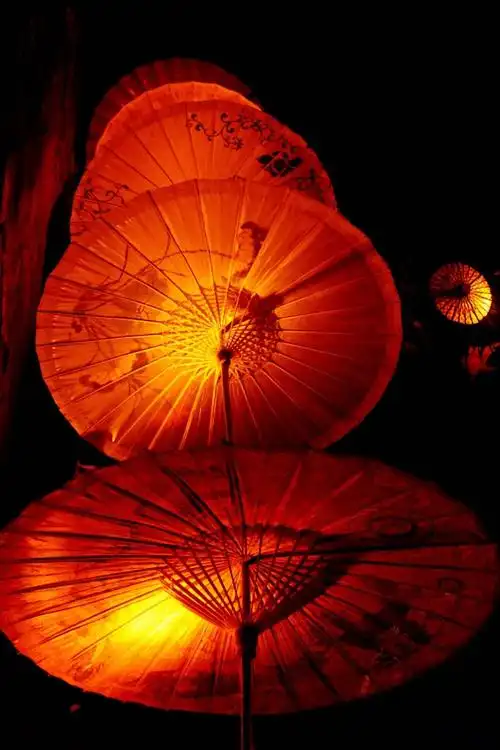 你们有看到过一张红色油纸伞的壁纸吗