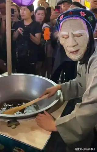 光天化日,孟婆惊现,河南郑州,游客当初喝孟婆汤!