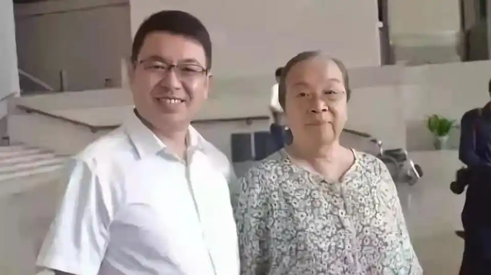 85岁李明启家人曝光儿子帅气职业不一般弟弟是我们熟悉的演员