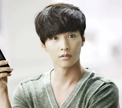 韩国男星元彬新发型拍广告帅气表情多变